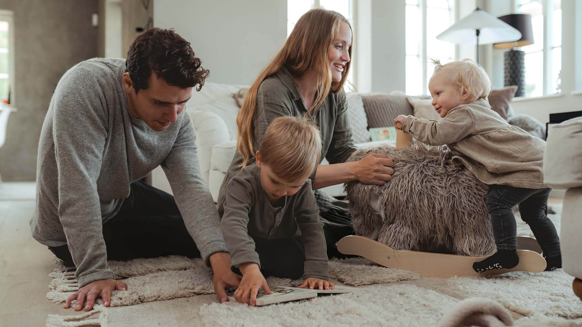 Toolflex home - Family Family sitting together on the floor